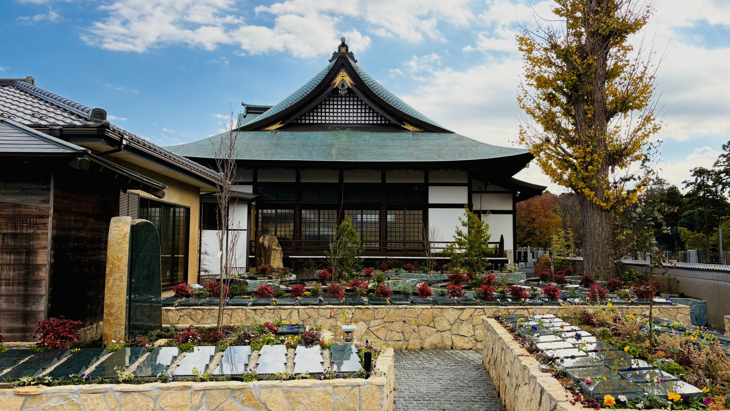 法栄寺が運営する霊園